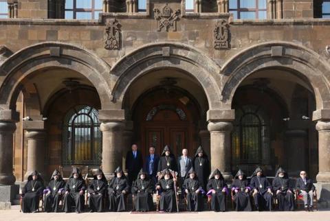 المجلس الروحي الأعلى للكنيسة الأرمنية الرسولية يؤكد الحاجة لحماية الحقوق العادلة للأرمن النازحين قسراً من آرتساخ