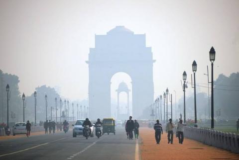В Дели для борьбы со смогом намерены вызвать искусственный дождь