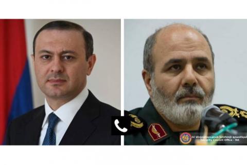 أمين مجلس الأمن الأرمني أرمين كريكوريان  يتحدث هاتفياً مع نظيره الإيراني علي أكبر أحمديان