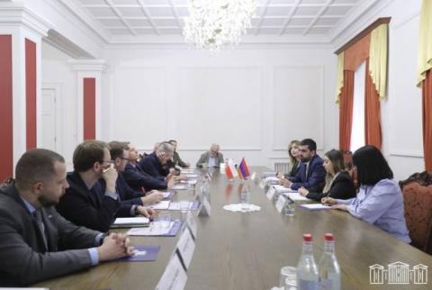 رئیس کمیته دائمی روابط خارجی مجلس ملی ارمنستان گزارشی درخصوص وضعیت کنونی امنیتی  منطقه را به کارشناسان لهستانی ارائه داد