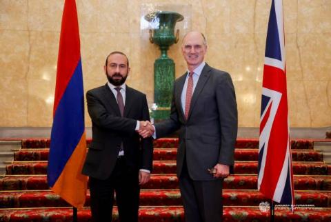 Ararat Mirzoyan y Leo Docherty discutieron sobre el proceso de normalización de relaciones entre Armenia y Azerbaiyán