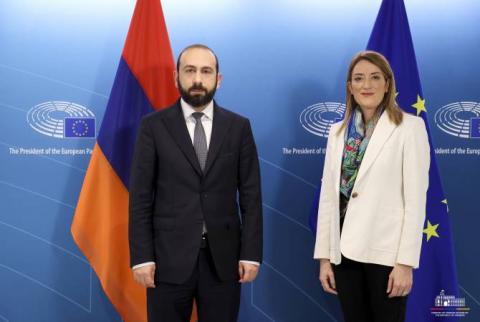 Ararat Mirzoyan se reunió con la presidenta del Parlamento Europeo en Bruselas