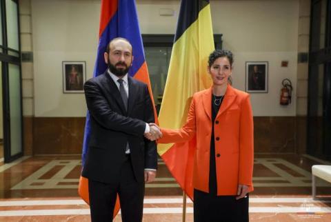وزير الخارجية الأرمني يعرض جهود السلام على نظيرته البلجيكية في بروكسل