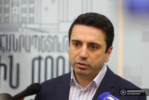 Alen Simonyan evaluó la posibilidad de firmar un tratado de paz con Azerbaiyán antes de fin de año