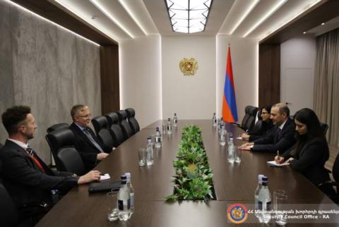Secretario del Consejo de Seguridad de Armenia y embajador de Canadá discutieron sobre la seguridad en la región 