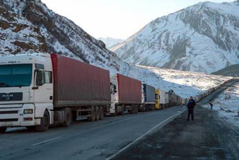 الطريق السريع ستيبانتسميندا-لارس الذي يوصل أرمينيا بجورجيا وروسيا مغلق أمام جميع أنواع المركبات