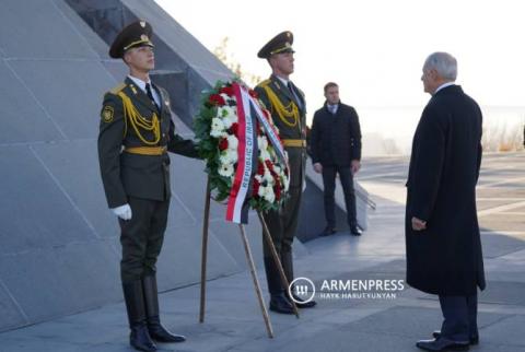 Իրաքի նախագահը Ծիծեռնակաբերդի հուշահամալիրում հարգանքի տուրք է մատուցել Հայոց ցեղասպանության զոհերի հիշատակին