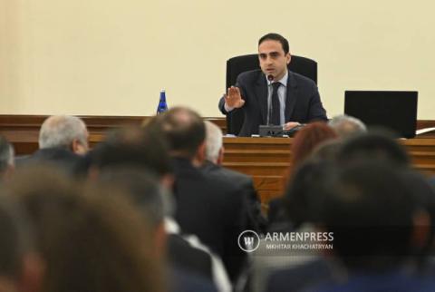 Տիգրան Ավինյանը ավագանու նիստում տեղի ունեցած միջադեպի համար զգուշացում հայտարարեց ավագանու երեք անդամի