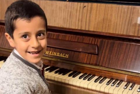 Niños desplazados de Nagorno Karabaj a Gyumri recibieron instrumentos musicales