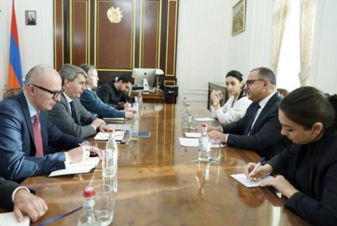 Вице-премьер Тигран Хачатрян принял делегацию Европейского инвестиционного банка