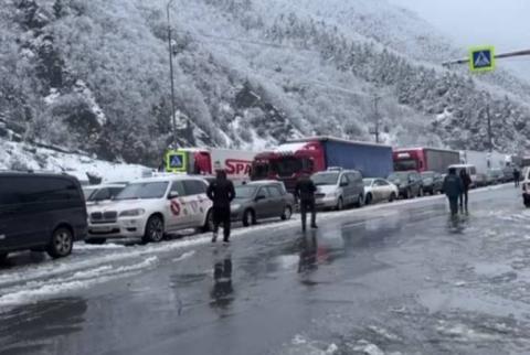 Дорога Владикавказ-Ларс закрыта для большегрузов из-за ухудшения погоды