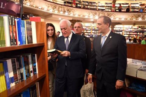 Le Président Vahagn Khatchatourian a visité la librairie Ateneo de Buenos Aires