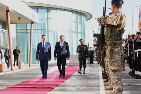 Le ministre arménien de la Défense a présenté le projet " Carrefour de la paix " à son homologue chypriote