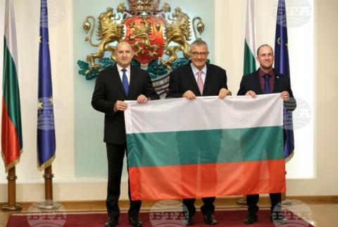 BTA. President Rumen Radev Presentes National Flag to Participants in 32nd Bulgarian Antarctic Expedition