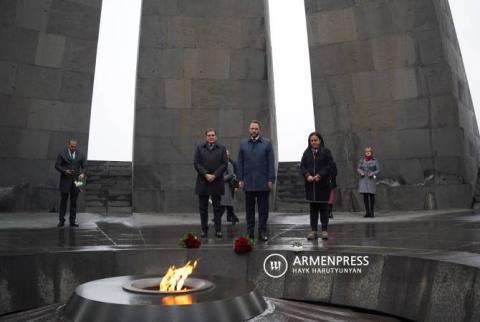 爱沙尼亚外交部长参观《燕堡》纪念馆