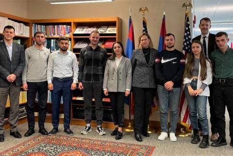 السفيرة الأمريكية في أرمينيا تلتقي مع الشباب النازحين من ناغورنو كاراباغ وتتعرّف على التحديات التي يواجهونها