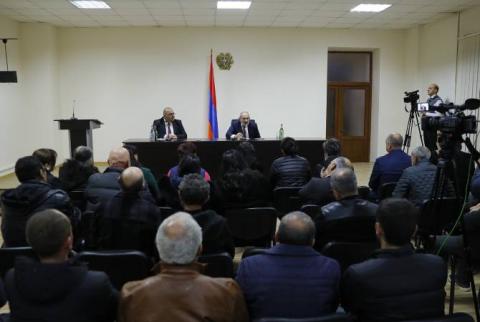 Prime Minister meets with the relatives of the prisoners of war who recently returned to Armenia