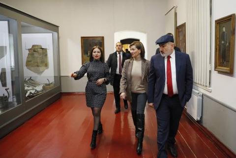 Prime Minister Pashinyan, Anna Hakobyan visit Ghosts of Communism’s Demise exhibition in Gyumri