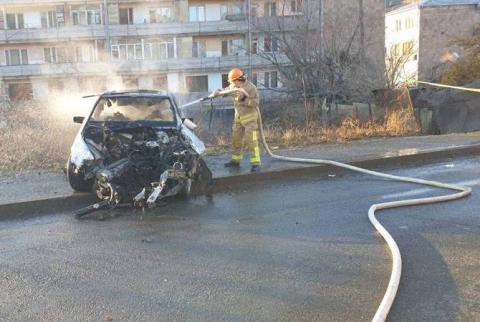 Одна из 2 столкнувшихся в Вайке машин сгорела, водитель госпитализирован