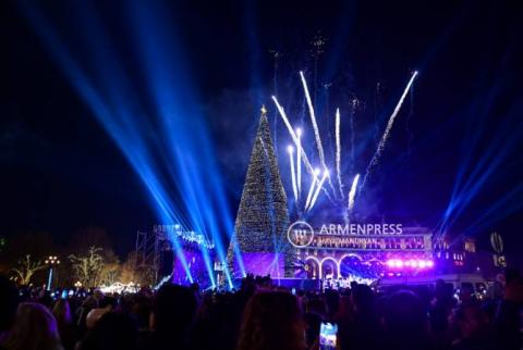 إضاءة شجرة عيد الميلاد الرئيسية في ساحة الجمهورية بالعاصمة يريفان 