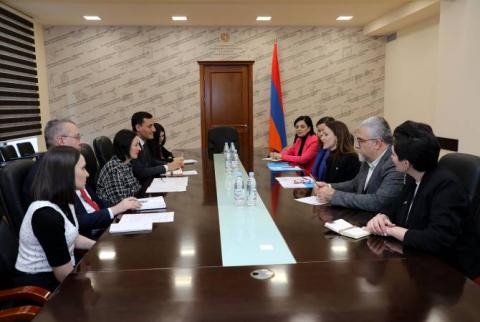 Ministra de Educación y directora de UNICEF para Europa y Asia Central hablaron de educación de niños de Nagorno Karabaj