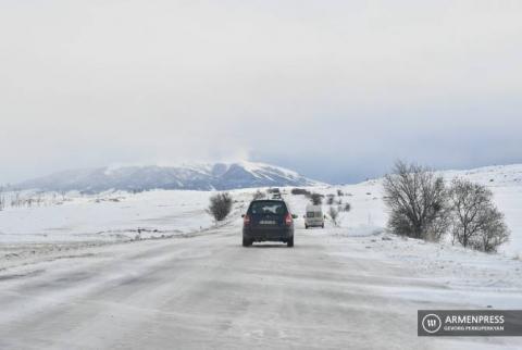 Hay carreteras cortadas por fuertes nevadas en Armenia