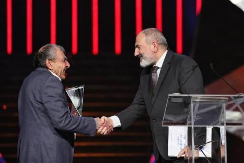 Sevada Khojabaghyan, enseignant et fondateur de l'école, a reçu la principale récompense du prix "Héros de notre temps"