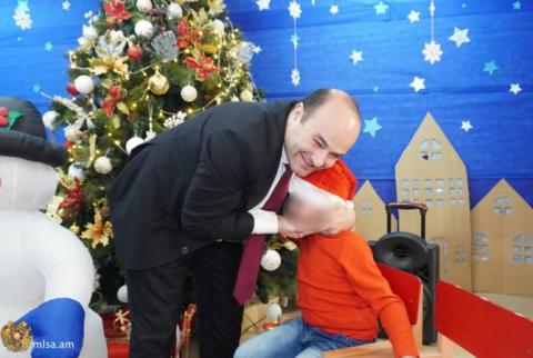 وزیر کار و امور اجتماعی ارمنستان پیش از جشن سال نو از خانه کودک گیومری بازدید کرد