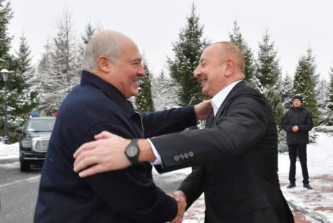 Алиев пригласил Лукашенко посетить Азербайджан