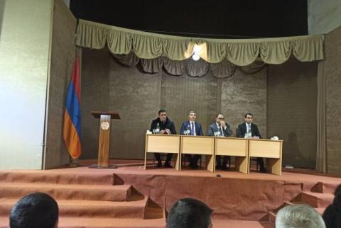 Вице-премьер Хачатрян провел встречу с вынужденными переселенцами из Нагорного Карабаха, поселившимися в общине Чамбарак