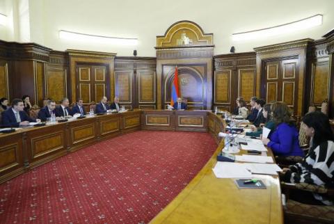 Le Premier ministre Pashinyan préside la séance du Comité d'investissement