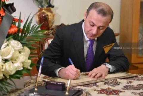 أمين مجلس الأمن الأرمني أرمين كريكوريان يزور السفارة الإيرانية في يريفان ويكتب مذكرة في كتاب التعزية المفتوح 