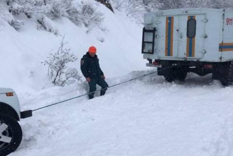 امدادگران 4 خودرو ی گرفتار در انسداد برفی جرموک خارج کردند