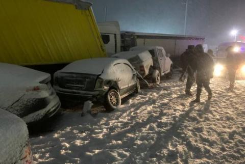 Цепная авария на трассе Ереван-Севан — столкнулись 17 автомобилей 