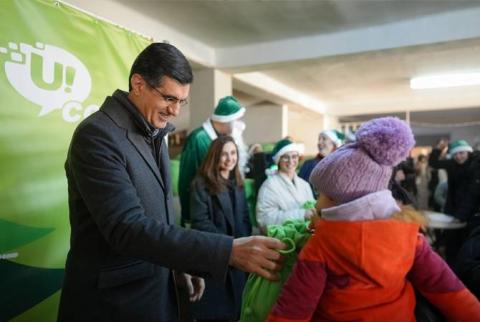 Гендиректор Ucom Р.Йирикян вручил новогодние подарки детям из Арцаха, живущим в Тавуше и Вайоц Дзоре