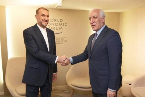 Armenian President meets with Iranian FM in Davos 