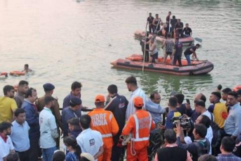 В Индии не менее 16 человек, в том числе 14 школьников, утонули после опрокидывания лодки