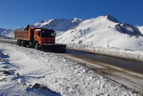Из-за сильного снегопада дорога от перекрестка Джермука до перекрестка Сисиана закрыта для машин с прицепом