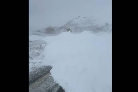 На участке Сараван-Зангер сильный снегопад и метель