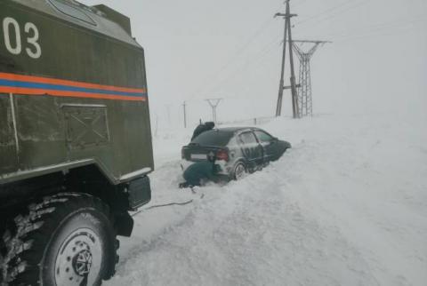 Փրկարարներն ավտոմեքենան դուրս են բերել ձորակից