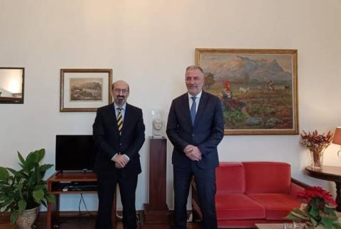 Посол Мкртчян встретился с руководителем межпарламентской группы дружбы Греция-Армения