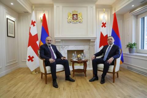 نیکول پاشینیان؛ نخست وزیر جمهوری ارمنستان با همتایی گرجستانی خود ایراکلی غاریباشویلی گفتگوی خصوصی داشتند
