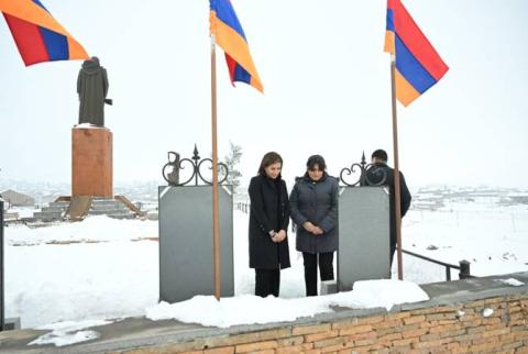 ՀՀ վարչապետի տիկինը Շիրակի մարզ այցի ընթացքում հյուրընկալվել է 44-օրյա պատերազմում զոհված հերոսների ընտանիքներում