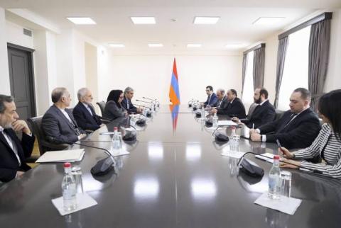 گفتگوی وزیر امور خارجه جمهوری ارمنستان و مشاور رهبر جمهوری ایران در خصوص مسائل مربوط به امنیت و ثبات در قفقاز جنوبی 
