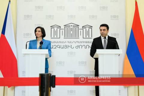 议长阿伦·西蒙尼扬和捷克众议院议长马克塔·佩卡罗娃·阿达 莫娃的新闻发布会