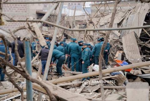埃里温郊区爆炸后，2人从废墟中获救