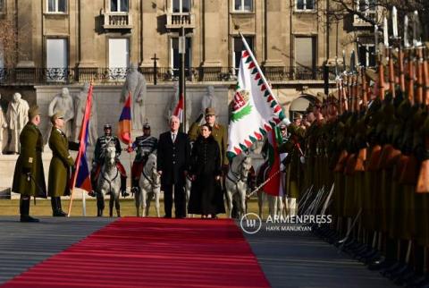 مراسم استقبال رسمية لرئيس جمهورية أرمينيا فاهاكن خاتشاتوريان في العاصمة المجرية بودابست