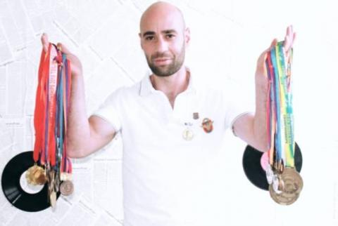 来自塞万市的国际体育大师瓦拉兹达特·哈科布扬创造了6项新纪录