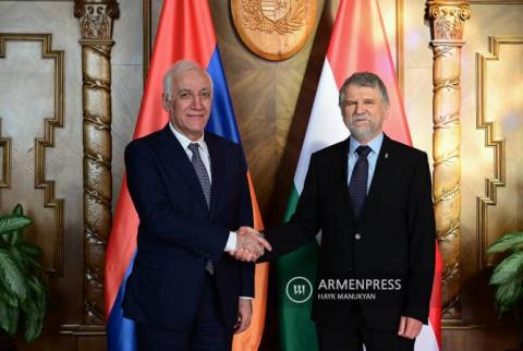 الرئيس الأرمني فاهاكن خاتشاتوريان يلتقي رئيس البرلمان المجري في بودابست