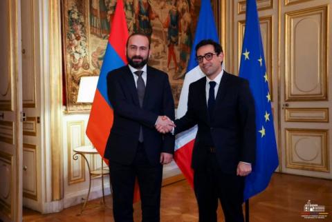 Réunion des ministres des Affaires étrangères de l'Arménie et de la France à Paris